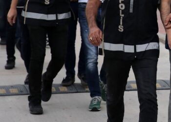 22 Göçmen Taşıyan 2 Aracın Sürücüleri Gözaltına Alındı