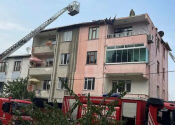 3 Katlı Binanın Çatı Katında Yangın Çıktı