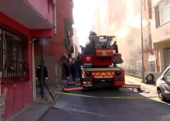 4 Katlı Apartmanda Yangın Çıktı: 3 Kişi Mahsur Kaldı