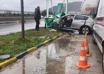 Akaryakıt İstasyonunun Tabelasına Çarpan Sürücüsü Öldü