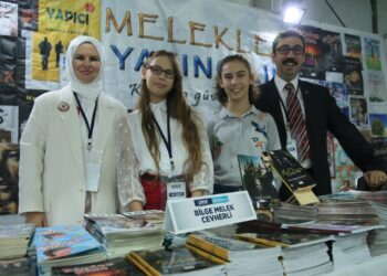 Anne Baba Ve İki Kızları 26 Kitap Yazdı