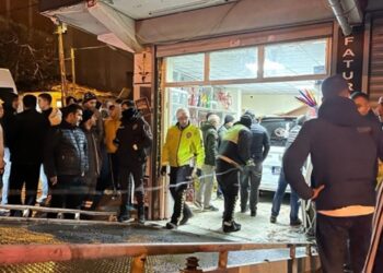 Araç İş Yerine Girdi: 2 Kişi Yaralandı