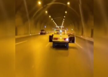 Araç Kapası Açık Trafikte İlerleyen Sürücünün Ehliyetine El Konuldu