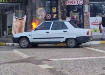 Araçta Meydana Gelen Yangını Esnaf Söndürdü