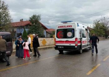 Aydınlatma Direğine Çarpan Otomobildeki 6 Kişi Yaralandı