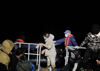 Ayvalık açıklarında 20 düzensiz göçmen kurtarıldı