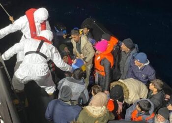 Ayvalık açıklarında 48 düzensiz göçmen yakalandı