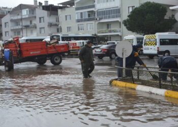 Ayvalık’ta Etkili Olan Sağanak Nedeniyle Su Baskınları Yaşandı