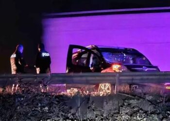 Bariyere Çarpan Hafif Ticari Araçtaki Kişiler Yaralandı