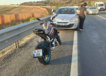 Bariyerlere Çarpan Motosikletteki 2 Kişi Yaralandı