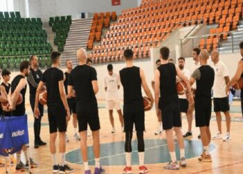 Basketbol kadrosu Çayırova’da dönemi açtı