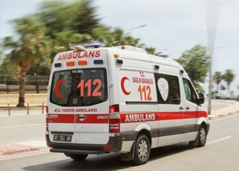 Bilecik Gölpazarı’nda Otomobil İş Makinesine Çarptı: 2 Yaralı