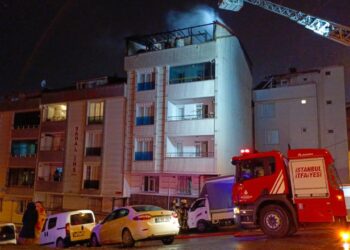 Bina Çatısında Çıkan Yangın İtfaiye Ekiplerince Söndürüldü