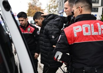 Bir Kişinin Cep Telefonunu Çalan 4 Şüpheliden 3’ü Tutuklandı