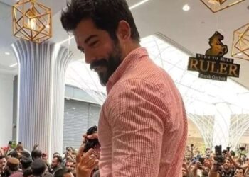 Burak Özçivit Parfüm Lansmanında Erkek Hayranlarının Akınına Uğradı