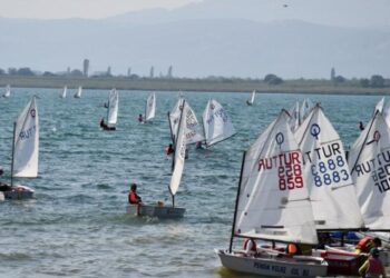 Bursa İznik Gölü’nde heyecan dolu yarış