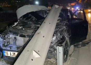 Bursa’da Bariyere Çarpıp Kaçan Sürücü Aranıyor