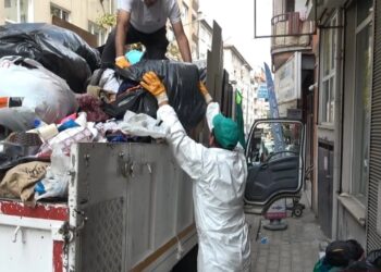 Bursa’da Evden 3 Kamyon Çöp Çıkarıldı