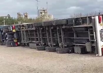 Bursa’da Kuvvetli Lodos Tırları Devirdi