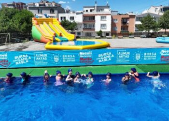 Bursa’da okul bahçeleri çocukları serinletiyor!