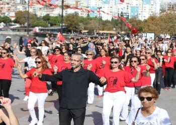 Çanakkale’de Üniversiteliler Kordonboyu’nda Aynı Anda Zeybek Oynadı