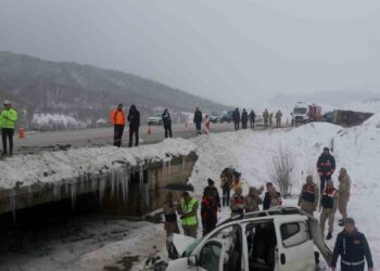 Cezaevi Aracı İle Hafif Ticari Aracın Çarpıştığı Kazada 1 Kişi Öldü 9 Kişi Yaralandı