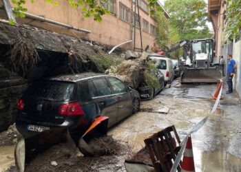 Çöken İstinat Duvarı Araçlarda Zarara Neden Oldu
