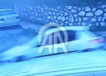 Çukura Giren Aracın Hava Yastığı Patladı