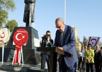 Cumhurbaşkanı Erdoğan, Lefkoşa’daki Atatürk Anıtı‘nı ziyaret etti