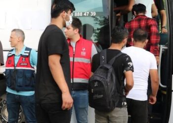 Denizde Yakalanan 92 Düzensiz Göçmen Ayvacık’a Getirildi
