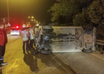 Devrilen Otomobilin Sürücüsü Yaralandı