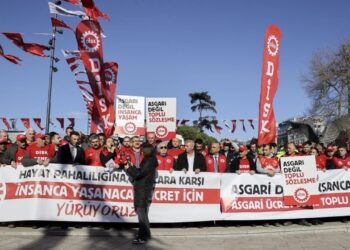 DİSK Beşiktaş Meydanı’nda Vergide Adalet İçin Basın Açıklaması Yaptı