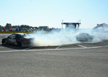 Driftin en güzelleri Bursa’da sahne aldı… Tozu dumana kattılar