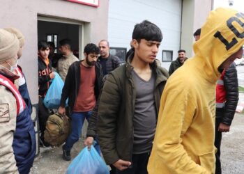 Düzensiz Göçmen Taşıyan Araçtaki Göçmenler Yakalandı