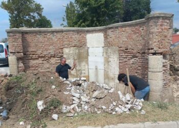 Edirne’de Tarihi Çeşmenin Yol Ortasından Kaldırılma Çalışmaları Devam Ediyor