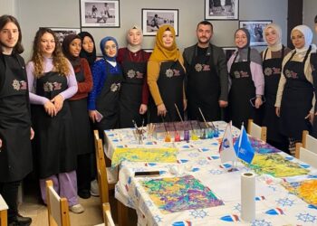 Edirne’de Uluslararası Öğrenciler Ebru Sanatını Deneyimledi