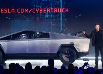 Elon Musk Tesla Cybertruck’a Kurşun Geçirmezlik Testi Yaptı