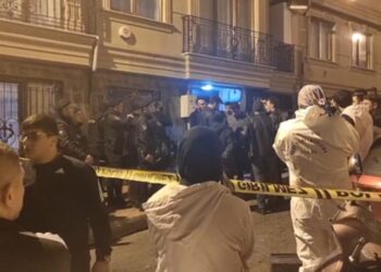 Eşini Ve 3 Çoğunu Silahla Öldürdü