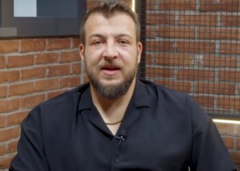 Eski Milli Futbolcu Batuhan Karadeniz Çocuktan Tokat Yedi