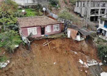 Eyüpsultan’da Toprak Kayması Sonucu Boşaltılan Evlerden Birinin Duvarı Yıkıldı