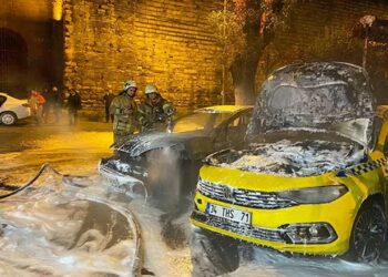 Fatih’te Park Halindeki Otomobiller Alev Topuna Döndü