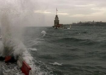 Fırtına Ve Şiddetli Rüzgar İstanbul’u Vurdu