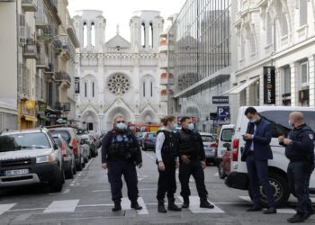 Fransa’da ”Selamünaleyküm” Diyen Kadına Şok Gözaltı