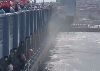 Galata Köprüsü’nde Çıkan Yangın Söndürüldü