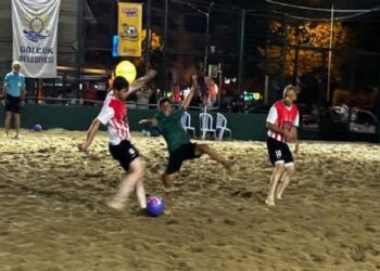 Gölcük’te Kum Futbol Turnuvası çekişmeli geçti