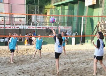 Gölcük’te plaj voleybolu başlıyor
