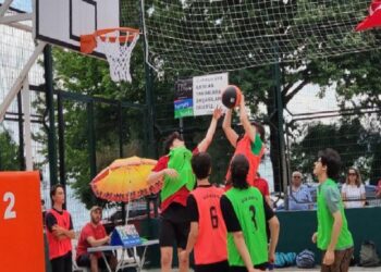 Gölcük’te sıra sokak basketbolunda