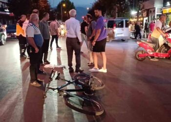 Hafif Ticari Araç Bisiklet Sürücüsüne Çarpıp Kaçtı