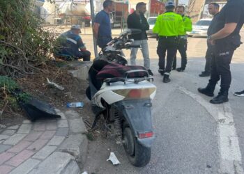 Hafif Ticari Araçla Çarpışan Motor Sürücüsü Yaralandı