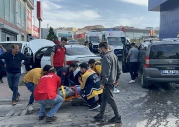 Hafif Ticari Araçla Otomobil Çarpıştı: 1 Kişi Yaralandı